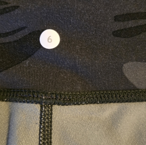 RARE Lululemon Hot Hot Short Size 6 - Picture 11 of 15